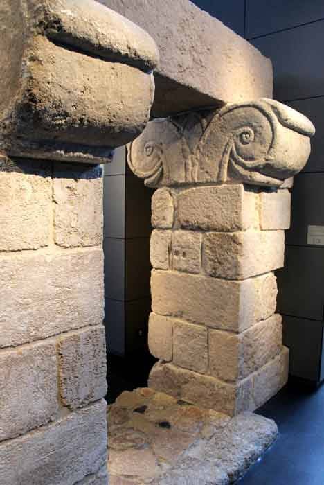 Poarta antica israeliana gasita la Tel Hazor, acum in Muzeul Israelului. 