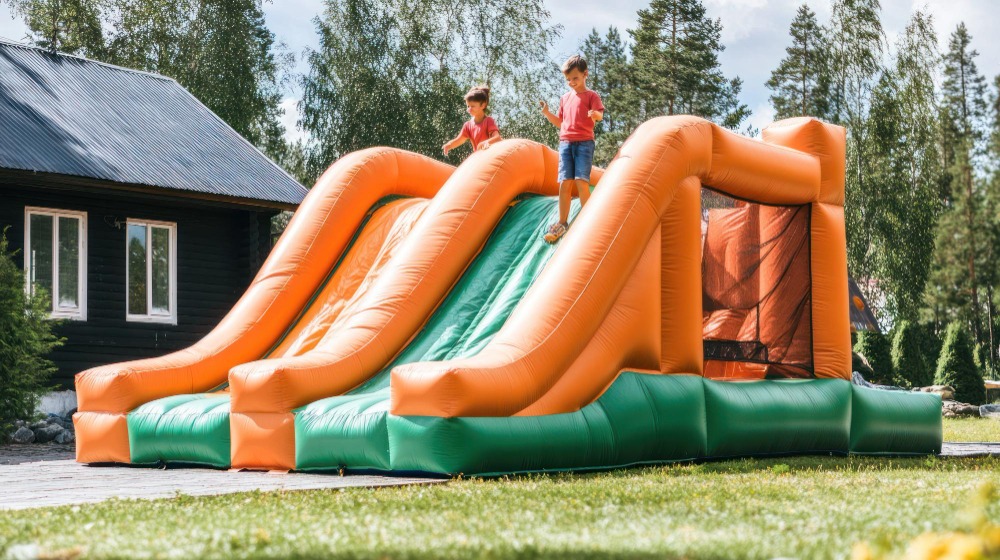 PVC sau vinil armat: ce să aleg pentru un topogan gonflabil durabil?