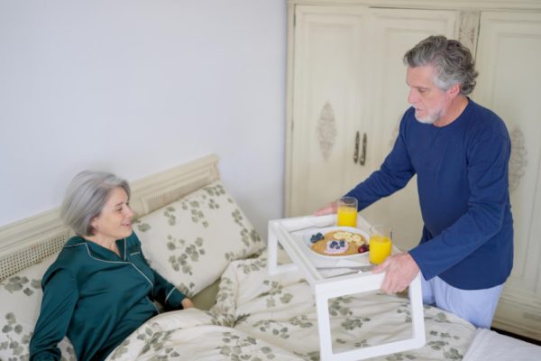 Cum este îngrijit un vârstnic imobilizat la pat într-un cămin de bătrâni