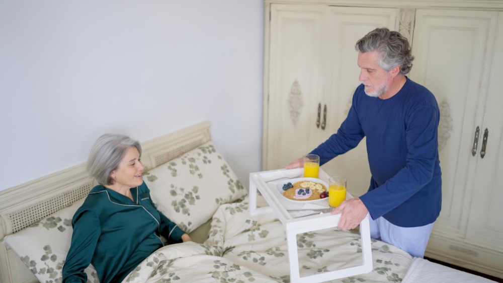 Cum este îngrijit un vârstnic imobilizat la pat într-un cămin de bătrâni