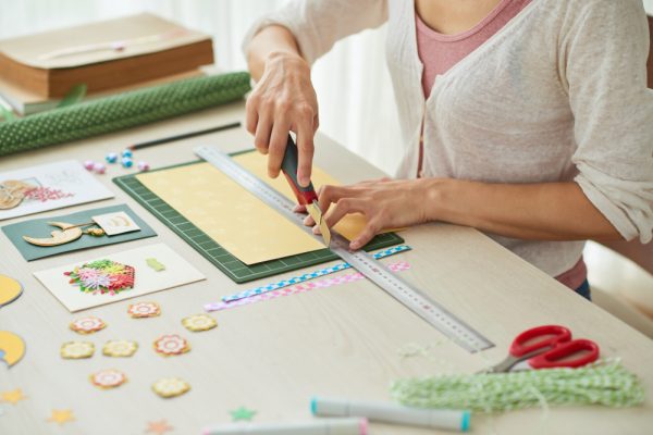 O mică mașină de cusut și materiale pentru crafting de pe Temu au făcut acest lucru posibil