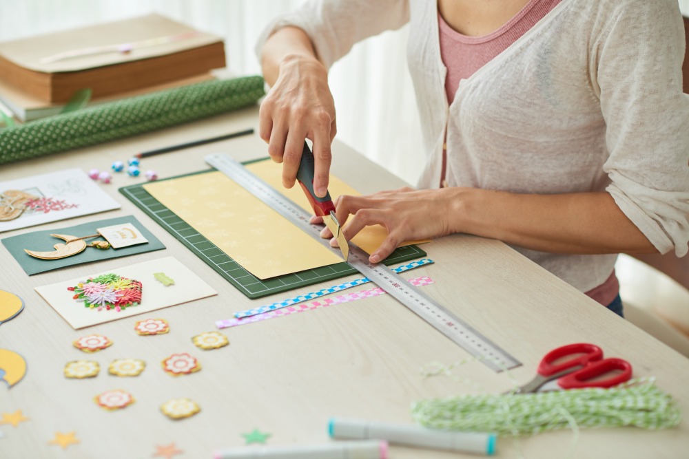O mică mașină de cusut și materiale pentru crafting de pe Temu au făcut acest lucru posibil